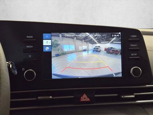 Used 2025 Hyundai Elantra SE FWD image 13