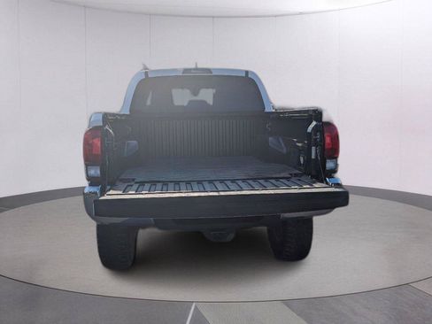 Used 2019 Toyota Tacoma TRD Off-Road AWD/4WD image 4