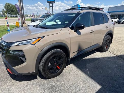 Used 2025 Nissan Rogue SV AWD/4WD image 2