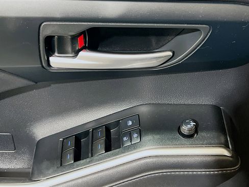 Used 2020 Toyota Highlander XLE image 13