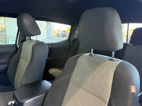 Used 2021 Toyota Tacoma TRD Sport w/ Technology Package image 19