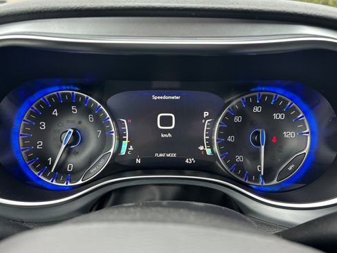 New 2026 Chrysler Pacifica Limited w/ Uconnect Theater Family Group image 27