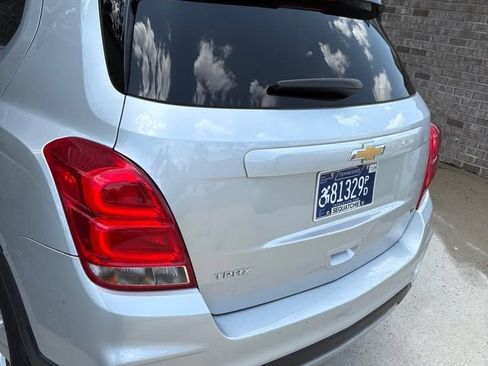 Used 2020 Chevrolet Trax LT w/ LT Convenience Package FWD image 3