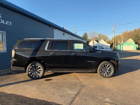 New 2026 Chevrolet Suburban High Country AWD/4WD image 3