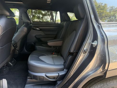 Used 2025 Toyota Highlander XSE AWD/4WD image 40