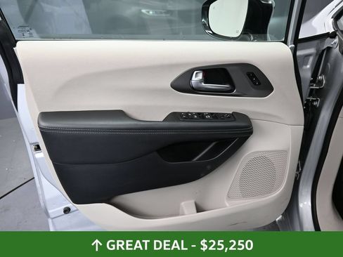 Used 2024 Chrysler Pacifica Touring-L FWD image 21