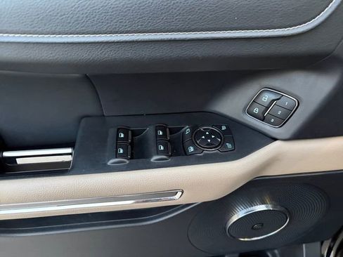 Used 2022 Ford Expedition Limited image 4