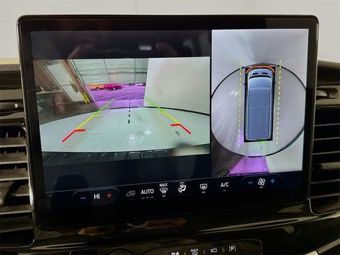 Used 2023 Ford Transit 350 XLT image 32