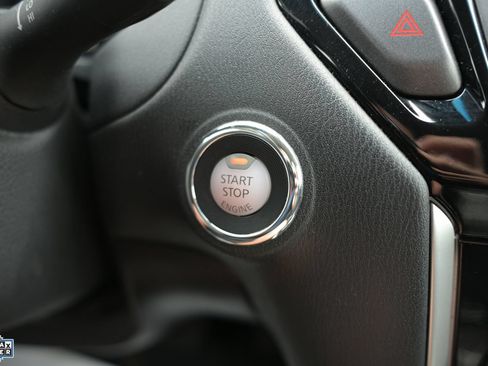 Used 2015 Nissan Pathfinder SV FWD image 2