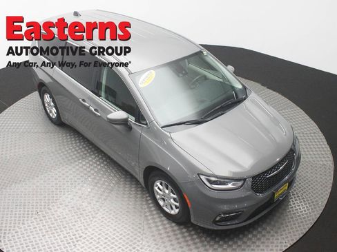 Used 2023 Chrysler Pacifica Touring-L FWD image 3