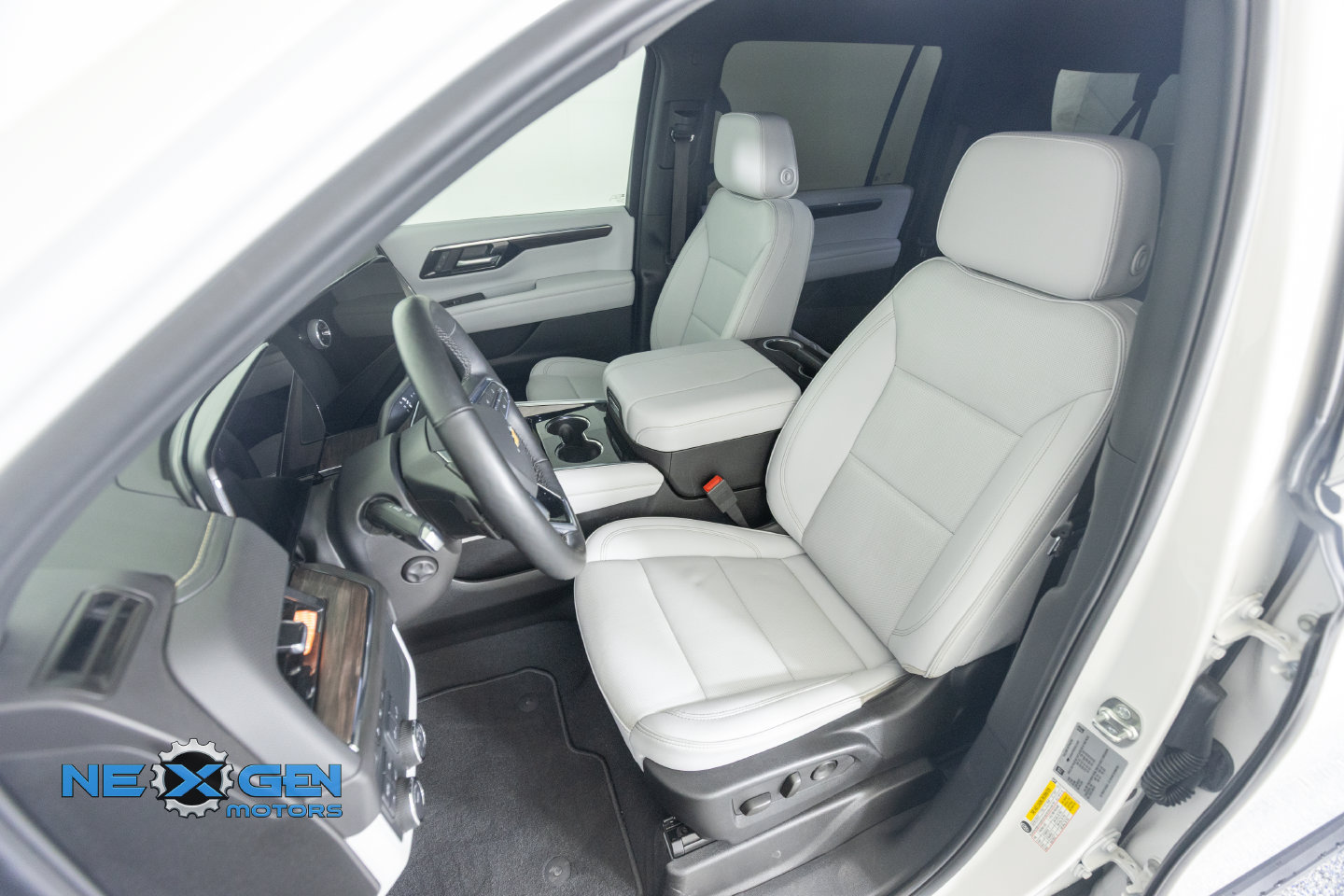 Used 2025 Chevrolet Suburban Premier AWD/4WD image 25
