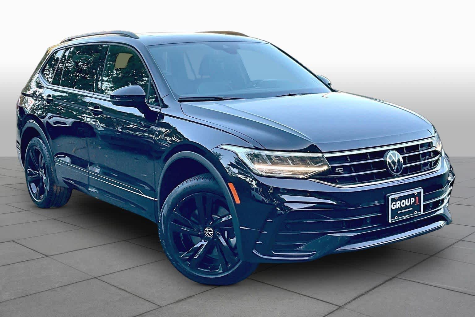 Used 2024 Volkswagen Tiguan SE R-Line AWD/4WD image 3