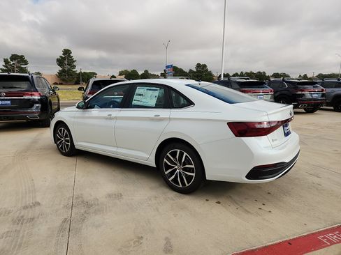 New 2026 Volkswagen Jetta SE FWD image 4