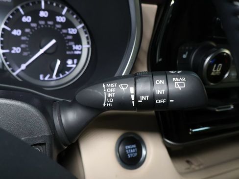 Used 2021 Toyota Highlander XLE AWD/4WD image 25
