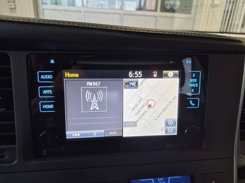 Used 2017 Toyota Sienna XLE Premium FWD image 19