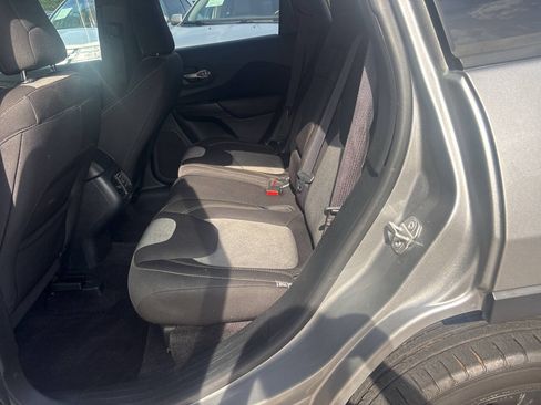 Used 2021 Jeep Grand Cherokee Laredo RWD image 13