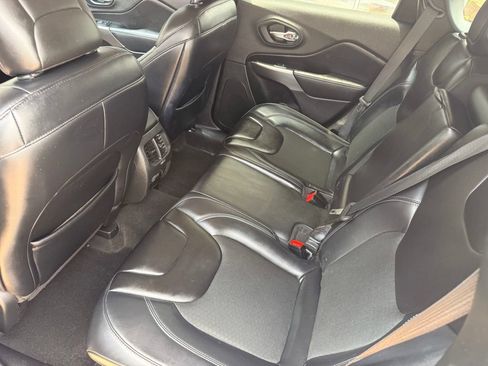 Used 2019 Jeep Cherokee Latitude Plus w/ Comfort/Convenience Group FWD image 18