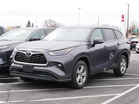Certified 2024 Toyota Highlander Limited image 3