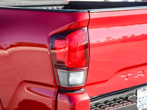 Used 2018 Toyota Tacoma TRD Sport image 9