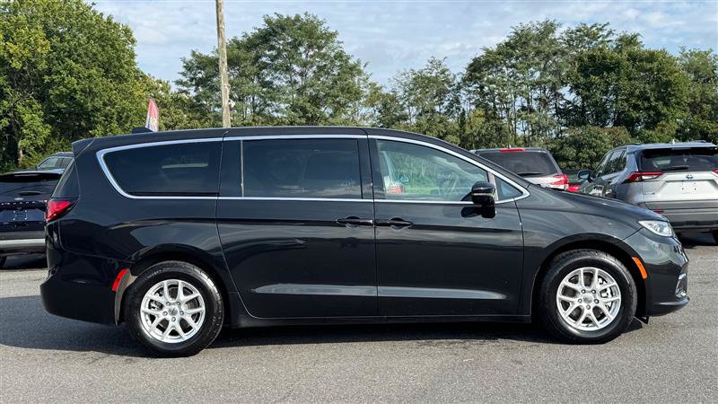 Used 2024 Chrysler Pacifica Touring FWD image 8