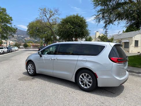 Used 2026 Chrysler Pacifica Limited FWD image 6