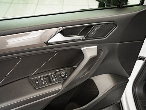 Used 2023 Volkswagen Tiguan SE w/ Panoramic Sunroof Package image 24