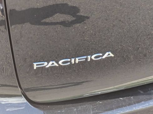 Used 2023 Chrysler Pacifica Touring-L FWD image 11