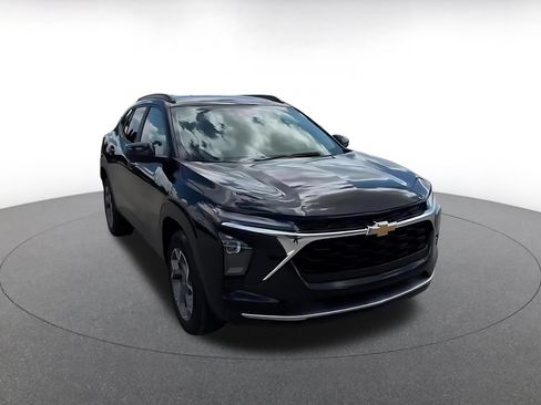 Used 2025 Chevrolet Trax LT w/ LT Convenience Package FWD image 3