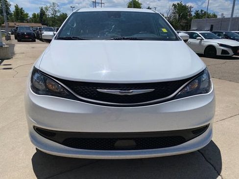 Used 2023 Chrysler Voyager LX FWD image 9