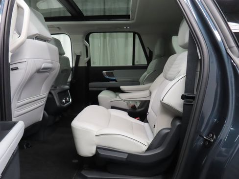Used 2025 Ford Expedition Max Platinum w/ Platinum Ultimate Package AWD/4WD image 13