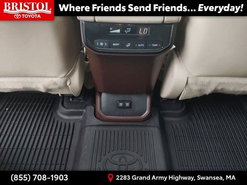Used 2021 Toyota Highlander XLE AWD/4WD image 18