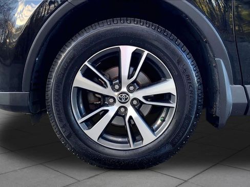 Used 2018 Toyota RAV4 XLE AWD/4WD image 11