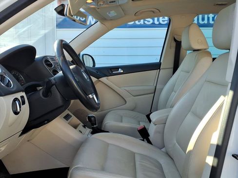 Used 2011 Volkswagen Tiguan S image 8