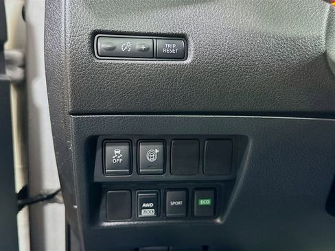 Used 2017 Nissan Rogue SV AWD/4WD image 12