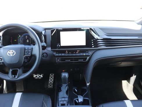 Used 2025 Toyota Camry SE image 15