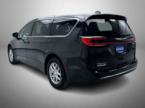 Used 2025 Chrysler Pacifica Select image 7