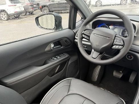 New 2027 Chrysler Pacifica Limited AWD/4WD image 34