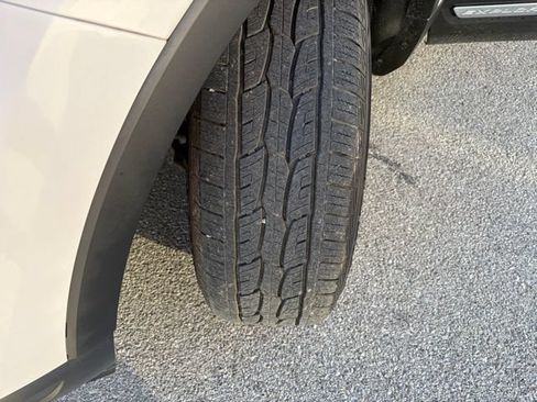 Used 2019 Ford Explorer XLT AWD/4WD image 12