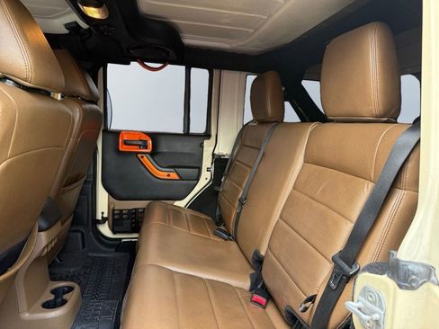 Used 2011 Jeep Wrangler Unlimited Sahara w/ Connectivity Group AWD/4WD image 16
