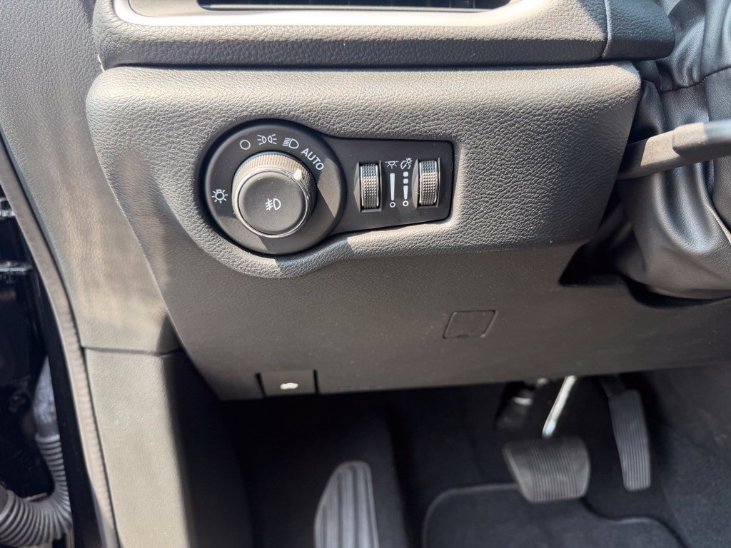 Used 2024 Chrysler Pacifica Limited FWD image 17