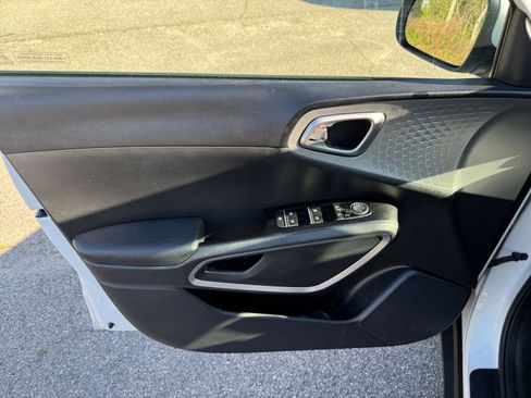 Used 2025 Kia Soul LX w/ LX Technology Package image 18