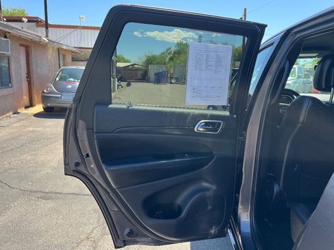 Used 2017 Jeep Grand Cherokee Altitude RWD image 30