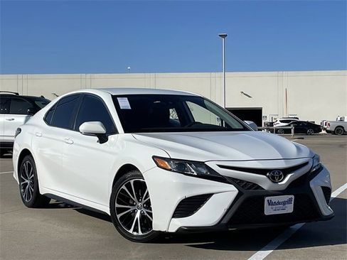Used 2020 Toyota Camry SE image 2