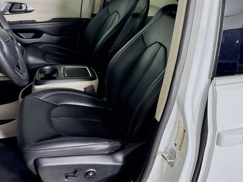 Used 2024 Chrysler Pacifica Touring-L image 22