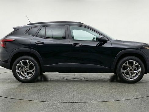 Used 2025 Chevrolet Trax LT w/ LT Convenience Package image 11
