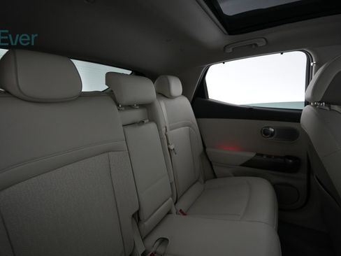 Used 2023 Genesis GV60 Advanced image 5