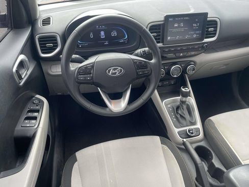 Used 2024 Hyundai Venue SEL FWD image 11