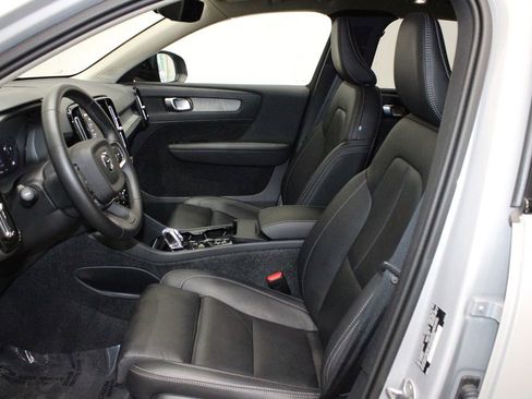 Used 2025 Volvo XC40 B5 Plus image 14
