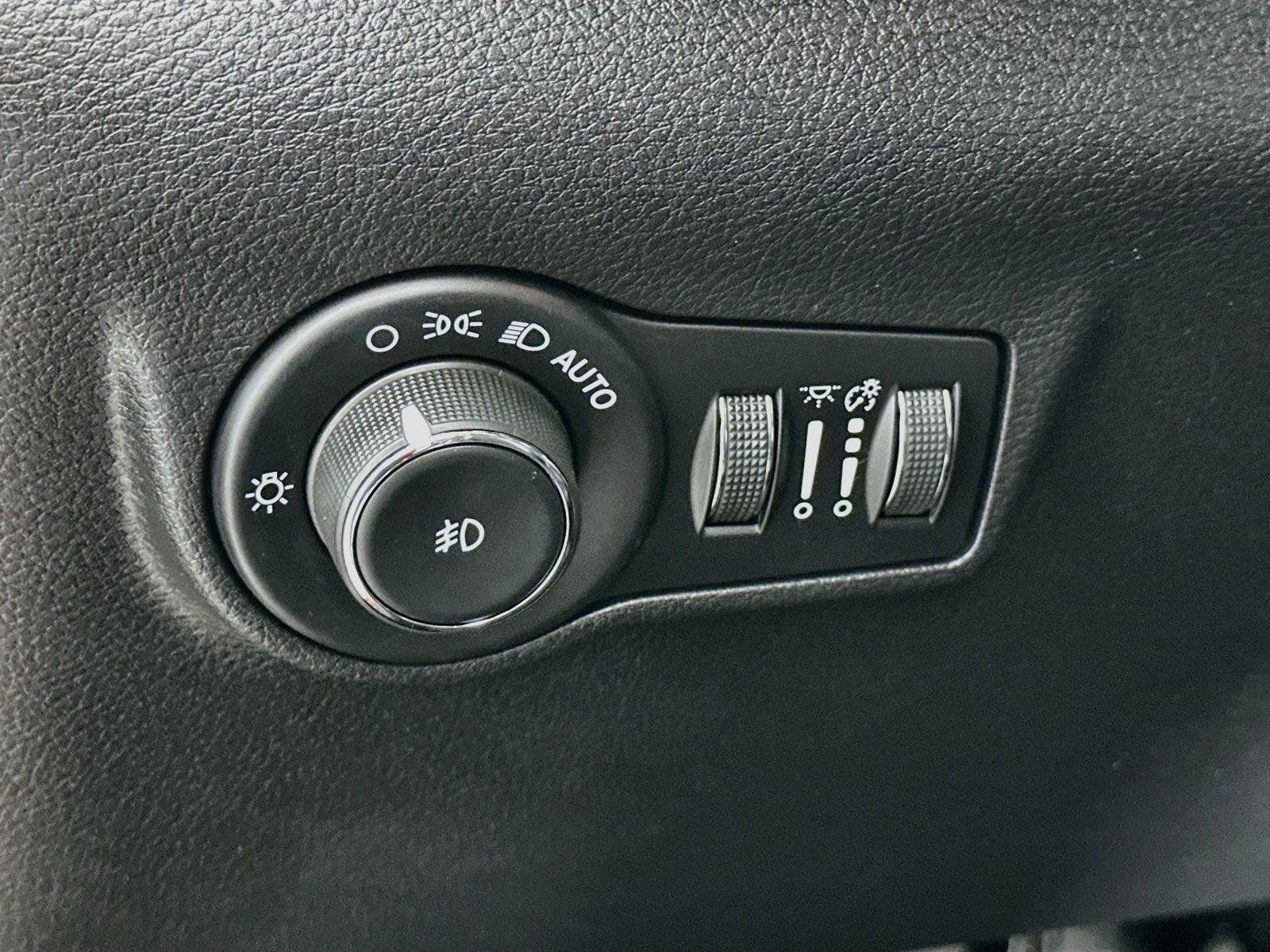 Used 2022 Jeep Compass Latitude w/ Sun and Sound Group AWD/4WD image 14