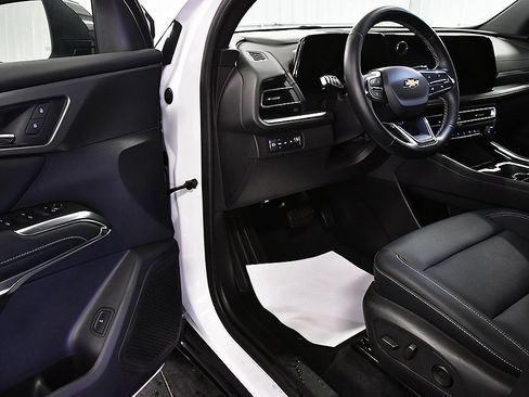 Used 2025 Chevrolet Traverse LT image 14